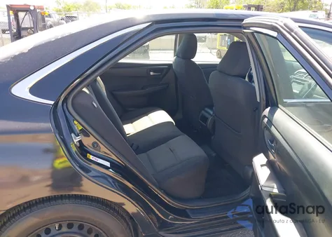 2015 Toyota Camry Hybrid Le z USA, uszkodzony, nr VIN 4T1BD1FK0FU171937